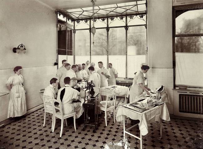 Schwarzweißfotografie: Aseptischer Operationssaal, um 1910
