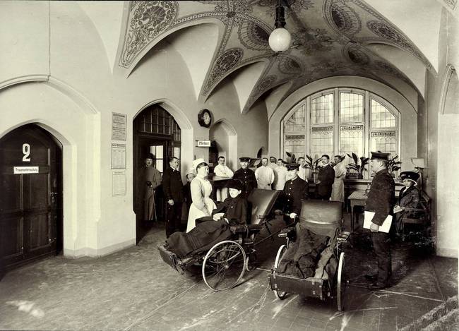 Schwarzweißfotografie: Krankenhausaufnahme der Charité, von 1910