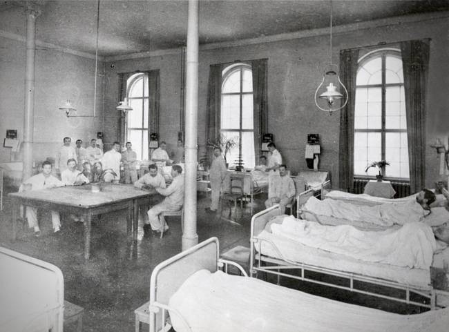 Schwarzweißfotografie: Krankensaal der Charité, von 1909