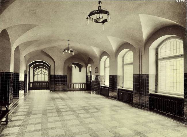 Schwarzweißfotografie: Eingangshalle der zweiten medizinischen Klinik der Charité, um 1910