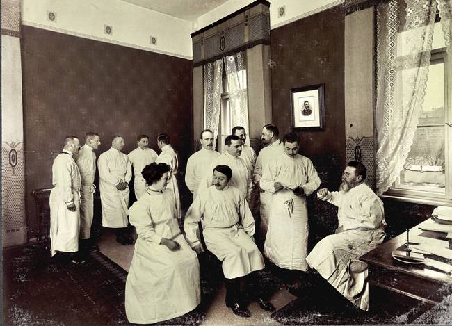 Schwarzweißfotografie: Direktorenzimmer der zweiten medizinischen Klinik der Charité, um 1910