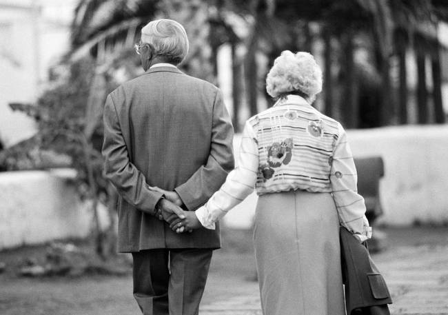 Schwarzweißfotografie: Älteres Ehepaar, von 1981