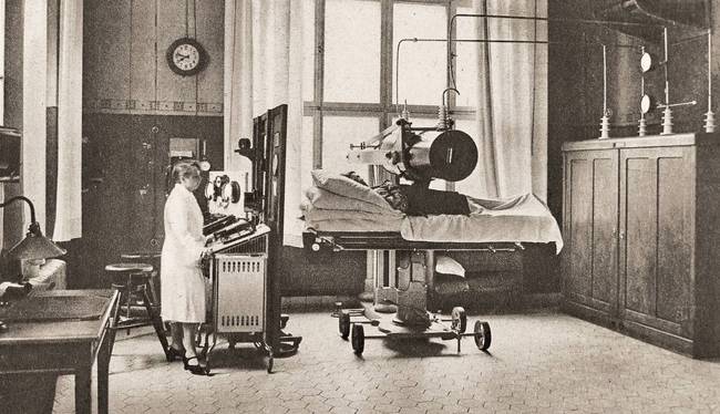 Schwarzweißfotografie: Bestrahlungstechnik „Wintz-Kanone“, um 1925