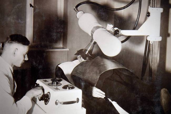 Schwarzweißfotografie: Röntgenbestrahlung, um 1931